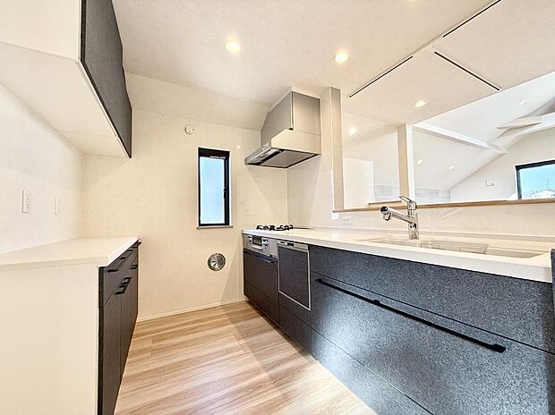 ■背面には食器類が収納できるカップボード付き