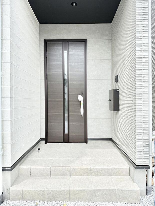 1号棟 ■ 家族とゲストをやさしく迎える、心温まる玄関