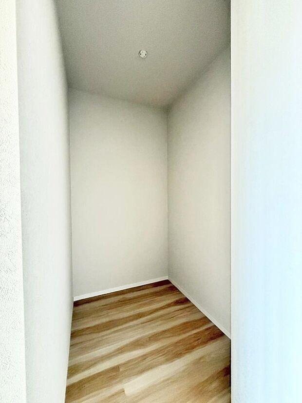 1号棟 ■WIC付きで衣類も荷物もまとめて収納できる便利な空間です
