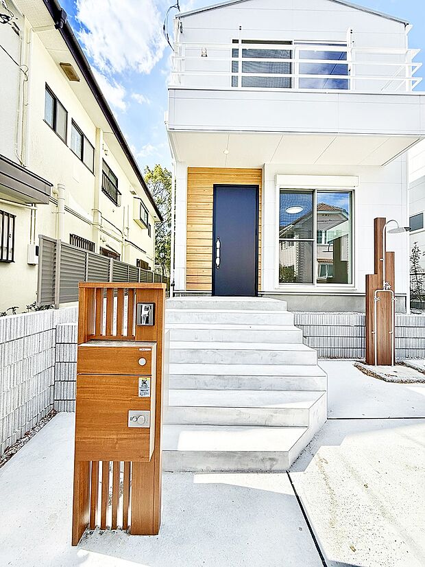 ■ シンプルで美しく、住まいの第一印象を彩る玄関です