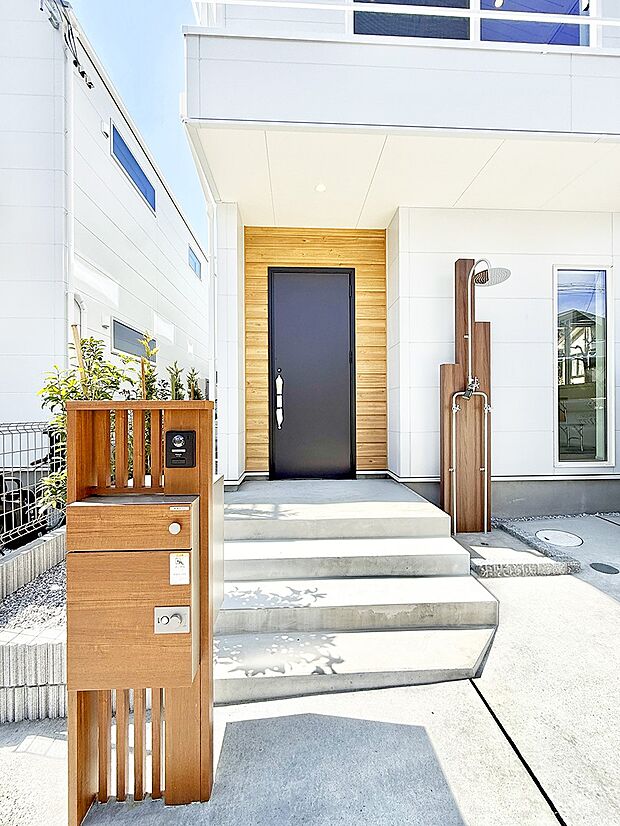 ■ 家族とゲストをやさしく迎える、心温まる玄関