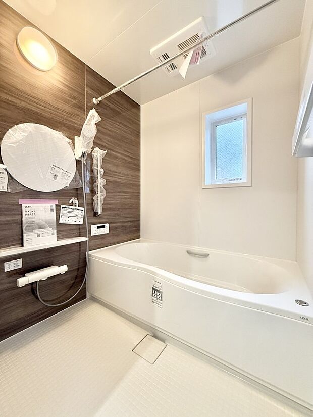 落ち着いた色合いの壁面、ゆっくり寛げるバスルーム