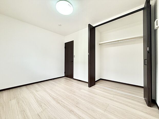 広いクローゼット、収納は多い方が嬉しいですね!