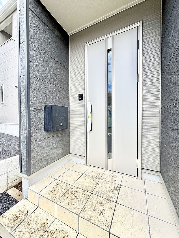 ■ シンプルで美しく、住まいの第一印象を彩る玄関です