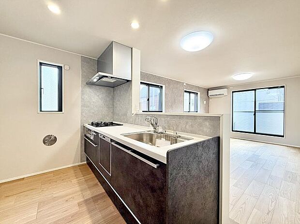 明るさと開放感たっぷりなキッチン!