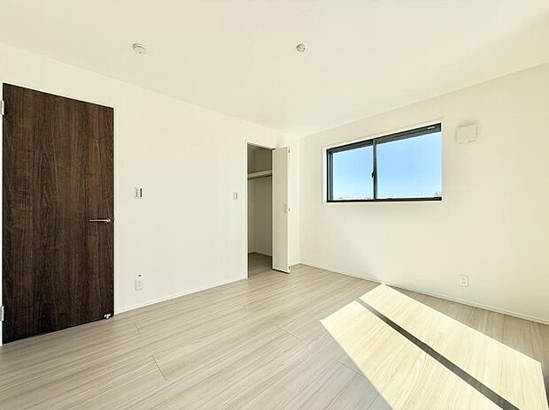 広いクローゼット、収納は多い方が嬉しいですね!