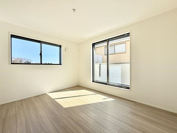 ■大きな窓は開放感があり、明るさ通風バッチリです