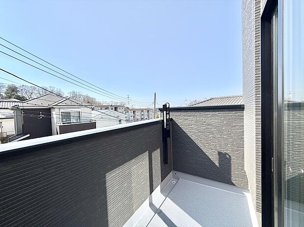 ■ 心地よい風と光を感じる、くつろぎのバルコニー