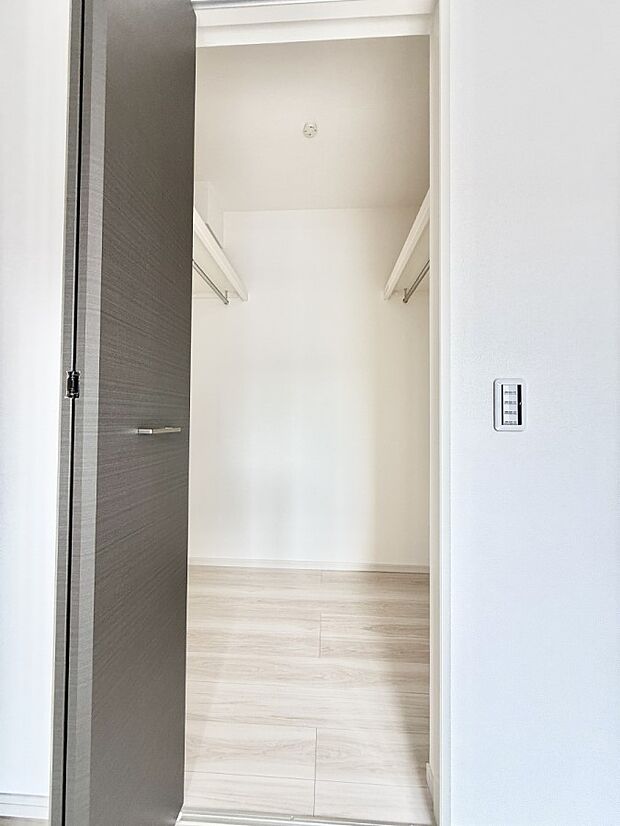 ■季節の洋服も、思い出の小物もすっきり収納できるウォークインクローゼット付