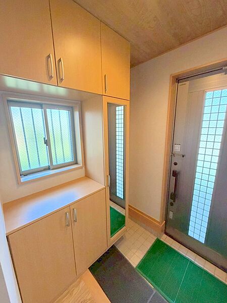 ■小窓がついた明るい玄関でお客様をお出迎えできます