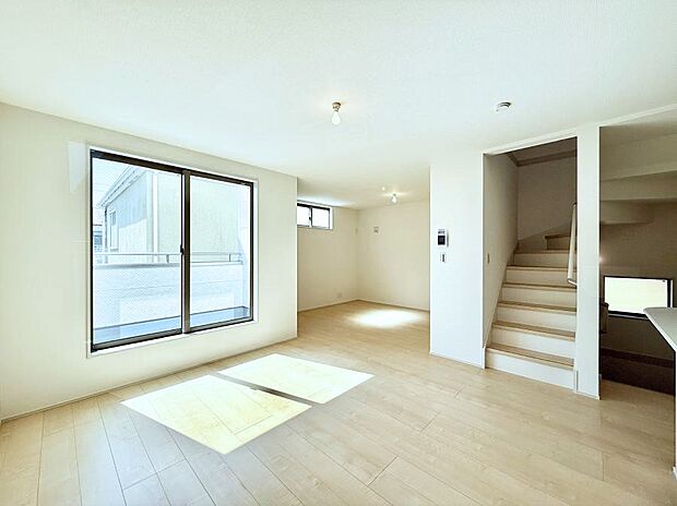 大きな窓から光が入り明るい空間でお寛ぎいただけます