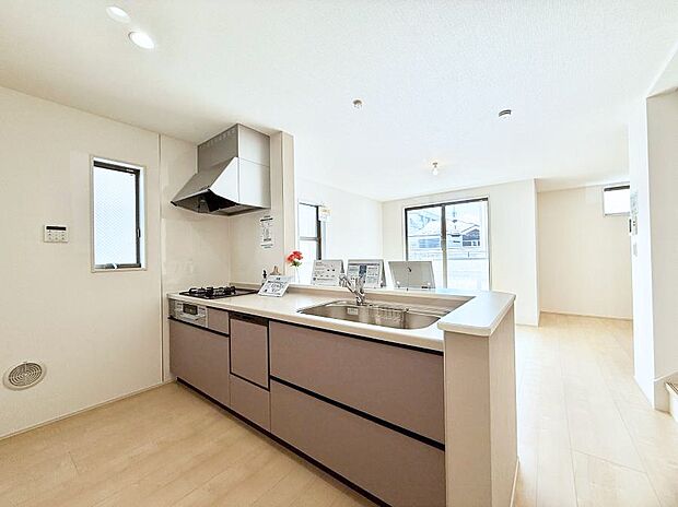 小窓があるので、明るさと開放感たっぷりなキッチン!