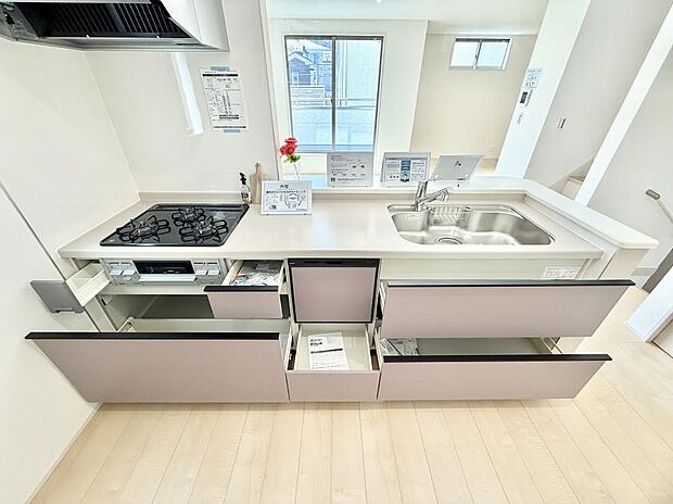 収納力豊富なシステムキッチンです!