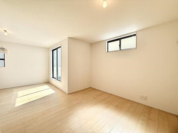 陽ざしが射し込む明るいLDKは家族でのんびり寛げます