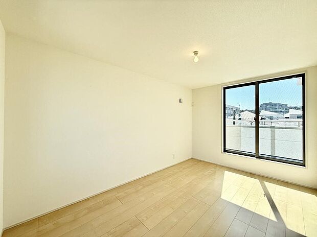 大きな窓は開放感があり、明るさ通風バッチリです