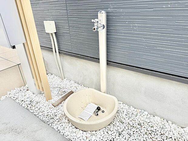 ■ガーデニングや洗車などの際に大活躍な屋外立水栓  