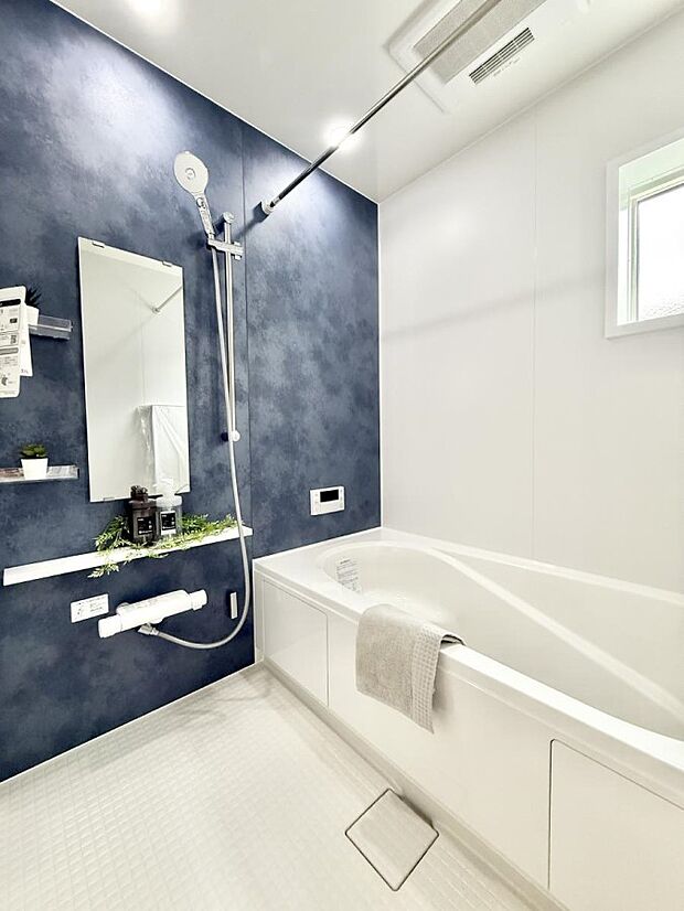 ■落ち着いた色合いの壁面、ゆっくり寛げるバスルーム