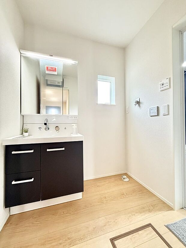 ■明るい洗面所は毎朝の歯磨きも楽しくできちゃいそうです♪