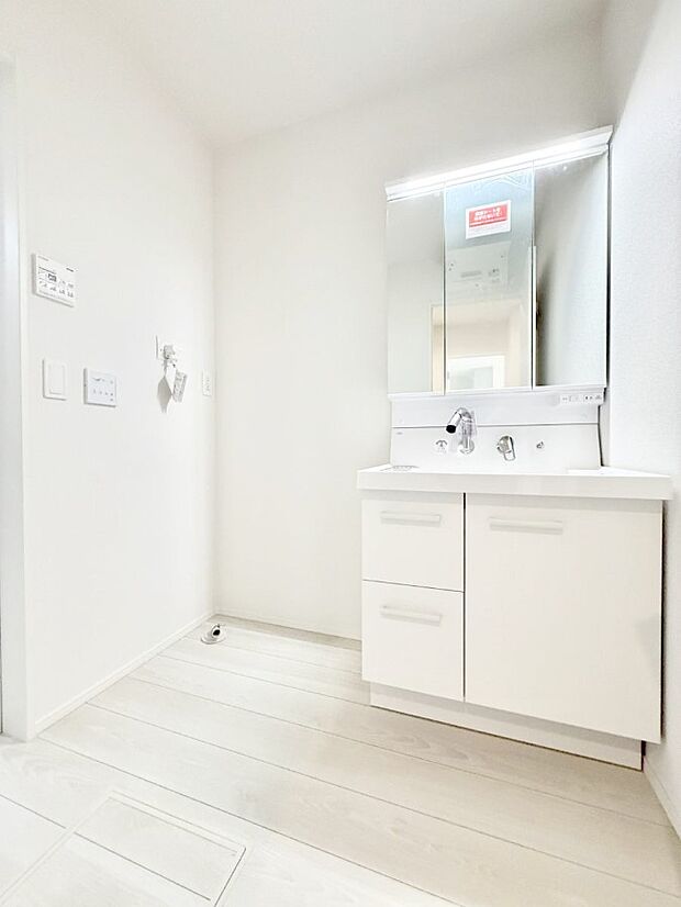 ■明るい洗面所は毎朝の歯磨きも楽しくできちゃいそうです♪