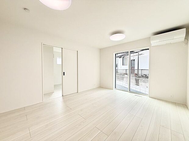 陽ざしが射し込む明るいLDKは家族でのんびり寛げます