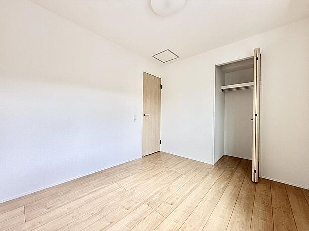 3号棟 ■シンプルな空間で、収納付きベッドやデスクなど、多機能な家具を活用しやすいです