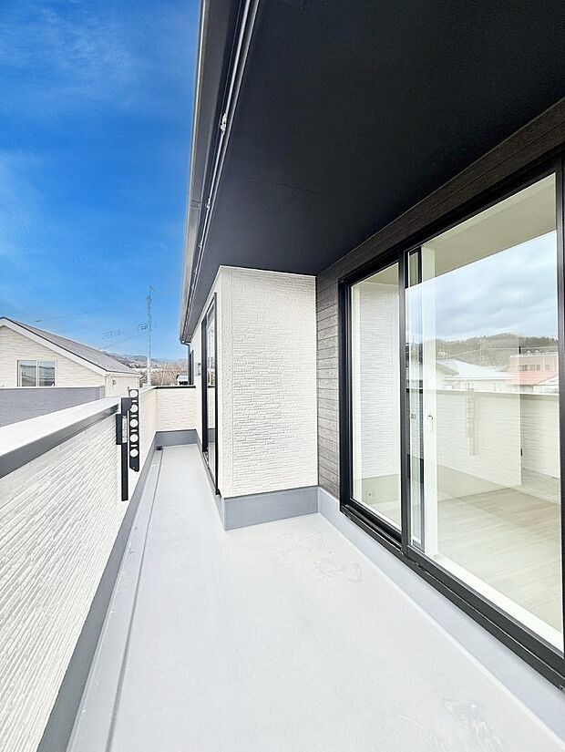 ■ 心地よい風と光を感じる、くつろぎのバルコニー