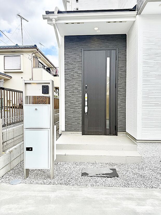 ■ シンプルで美しく、住まいの第一印象を彩る玄関です