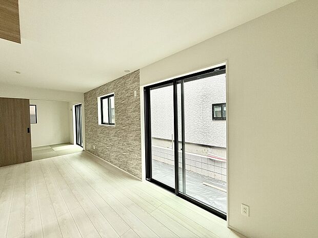 ■陽ざしが射し込む明るいLDKは家族でのんびり寛げます