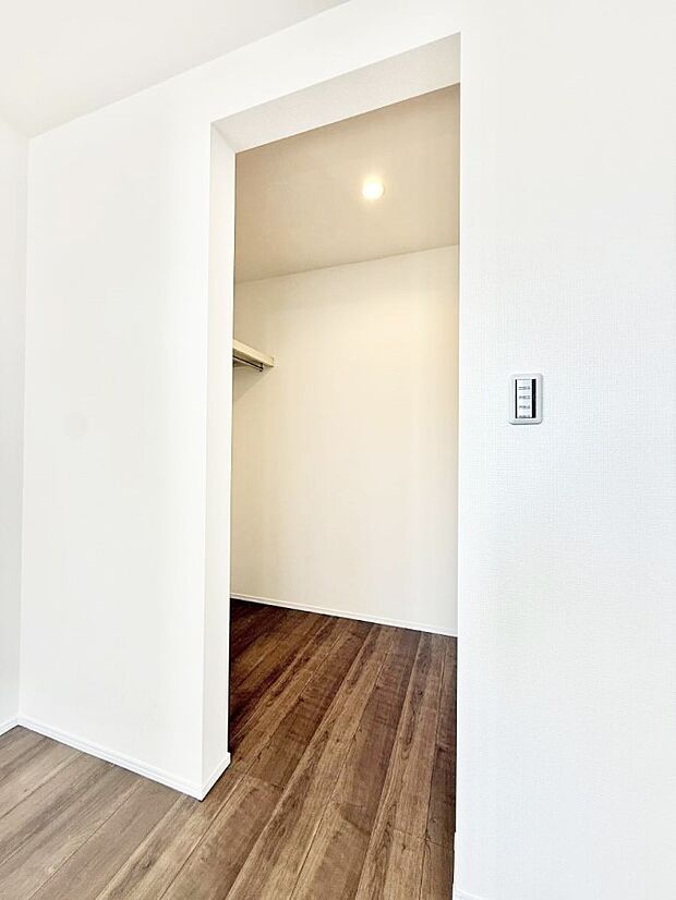 ■季節の洋服も、思い出の小物もすっきり収納できるウォークインクローゼット付