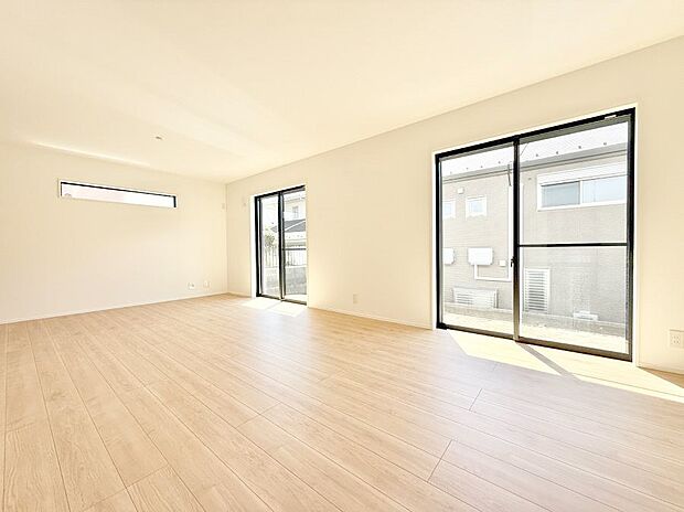 陽ざしが射し込む明るいLDK