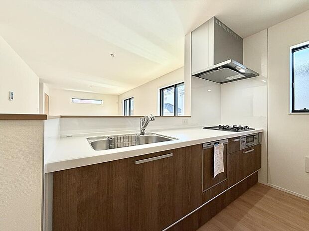 小窓があるので、明るさと開放感たっぷりなキッチン!