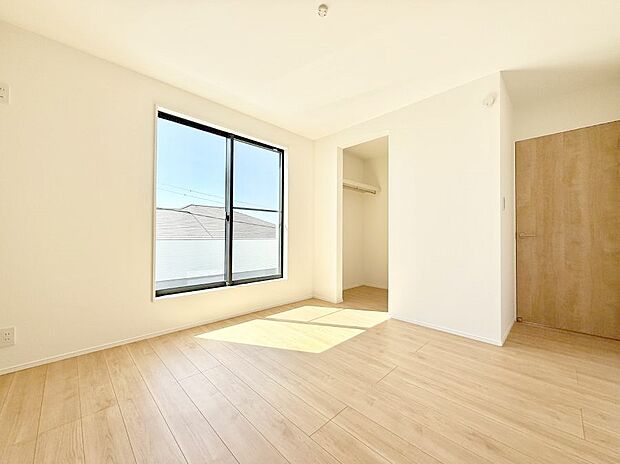 大きな窓は開放感があり、明るさ通風バッチリです
