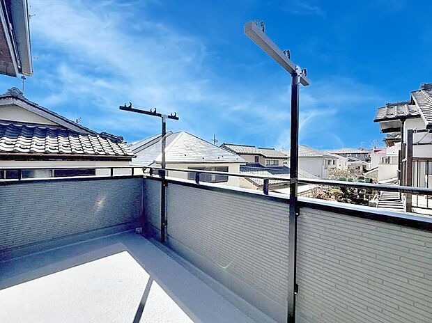 ■広々バルコニーでたくさんの洗濯物が干せます