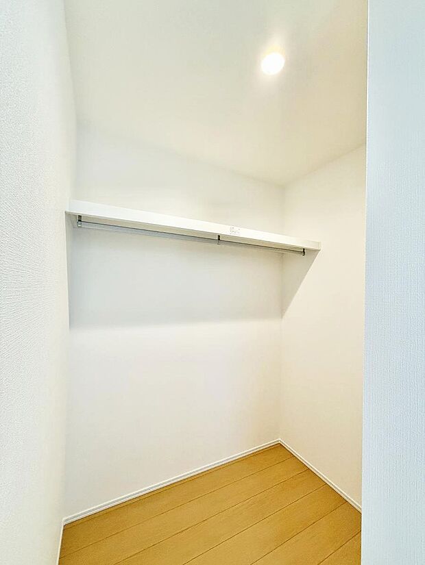 ■WIC付きで衣類も荷物もまとめて収納できる便利な空間です