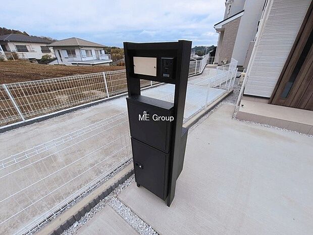 ■留守でも安心、荷物をしっかり受け取る宅配BOX付きポスト
