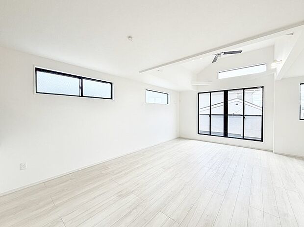 大きな窓から光が入り明るい空間でお寛ぎいただけます