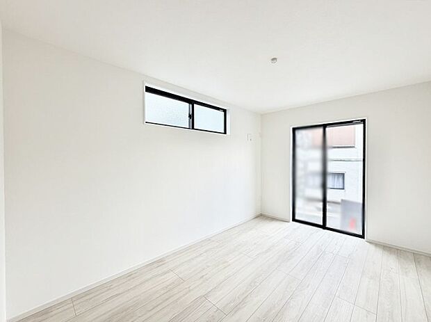 2面採光で明るい居室!