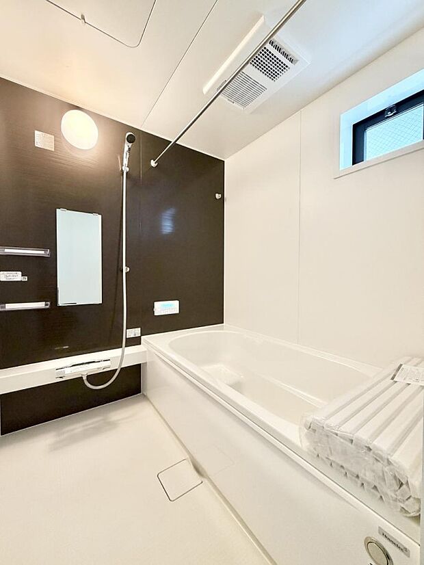 落ち着いた色合いの壁面、ゆっくり、ゆったり寛げるバスルーム。