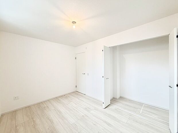 広いクローゼット、収納は多い方が嬉しいですね!