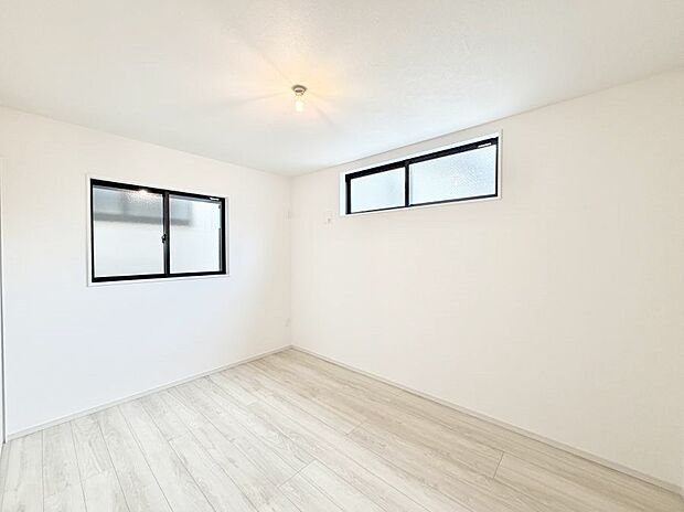 2面採光で明るい居室!