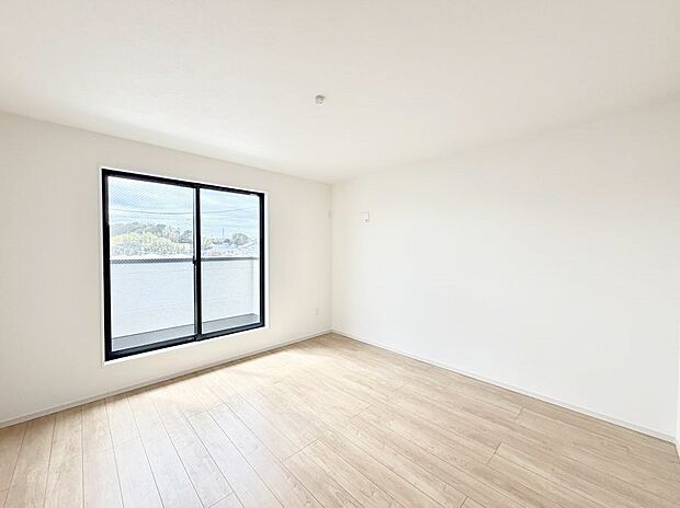 大きな窓は開放感があり、明るさ通風バッチリです