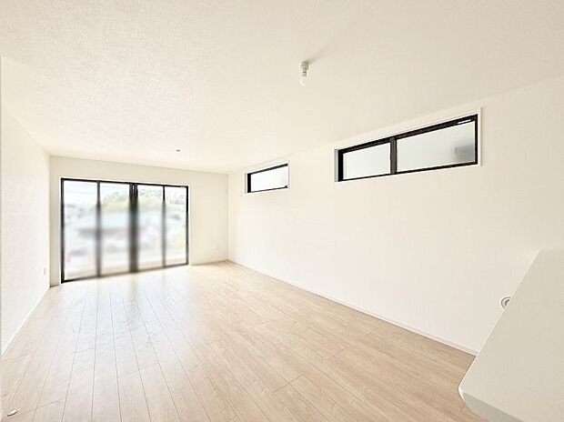 陽ざしが射し込む明るいLDKは家族でのんびり寛げます