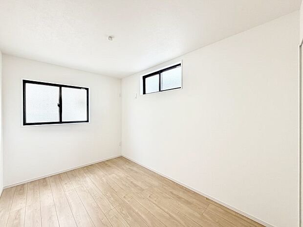 2面採光で明るい居室!