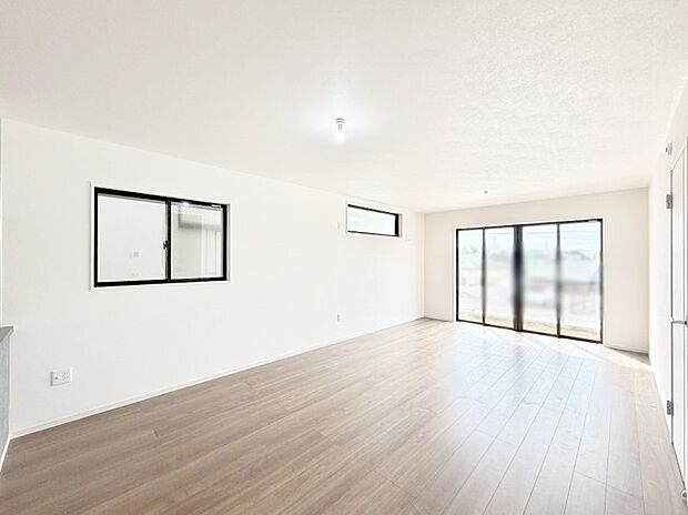 大きな窓から光が入り明るい空間でお寛ぎいただけます