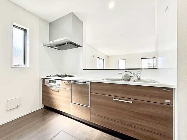 小窓があるので、明るさと開放感たっぷりなキッチン!