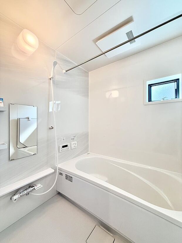 落ち着いた色合いの壁面、ゆっくり寛げるバスルーム