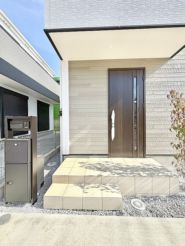 ■ シンプルで美しく、住まいの第一印象を彩る玄関です