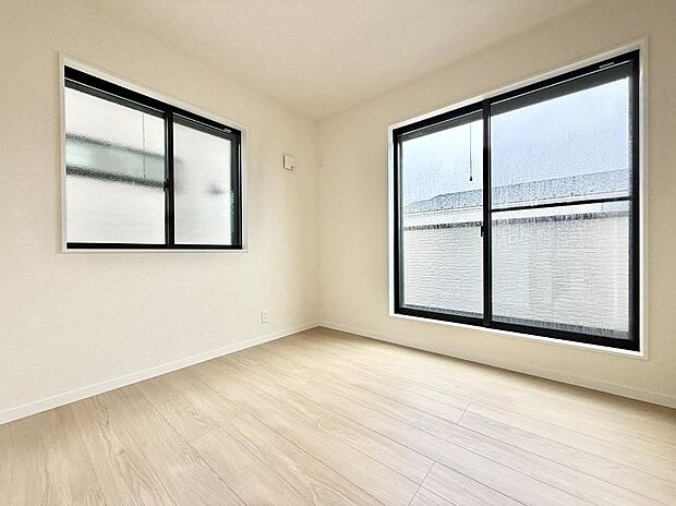4号棟 ■落ち着いた色合いのお部屋で穏やかな時間を楽しめます
