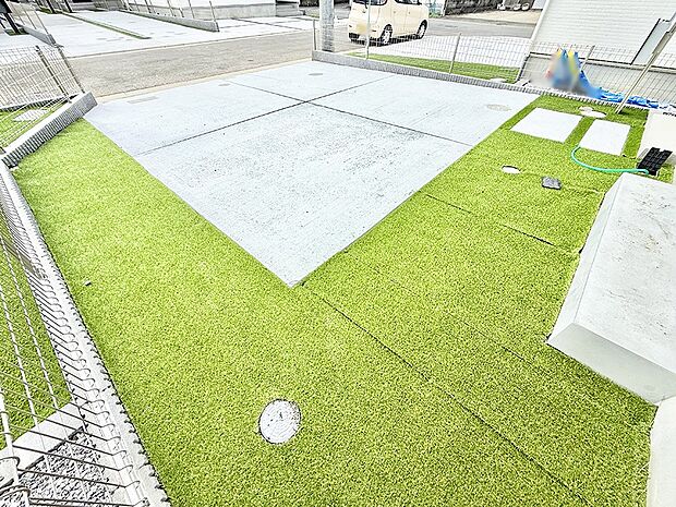 B号棟 ■季節の移ろいを感じられる、落ち着いた雰囲気の屋外空間