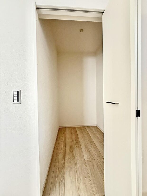 ■季節の洋服も、思い出の小物もすっきり収納できるウォークインクローゼット付